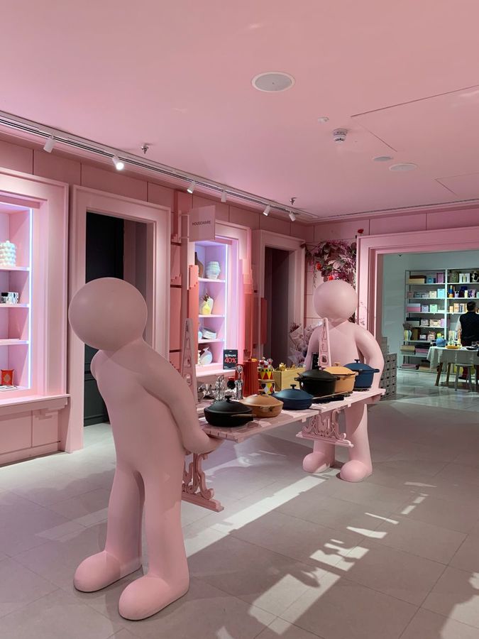 Figura escultórica dentro de tienda