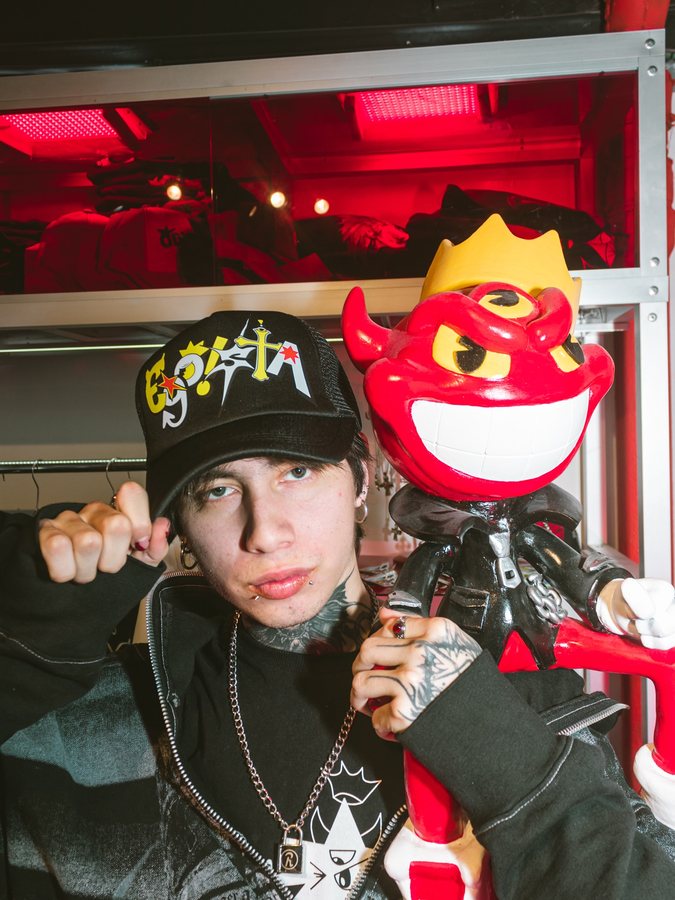 Personas posando con la figura en la tienda