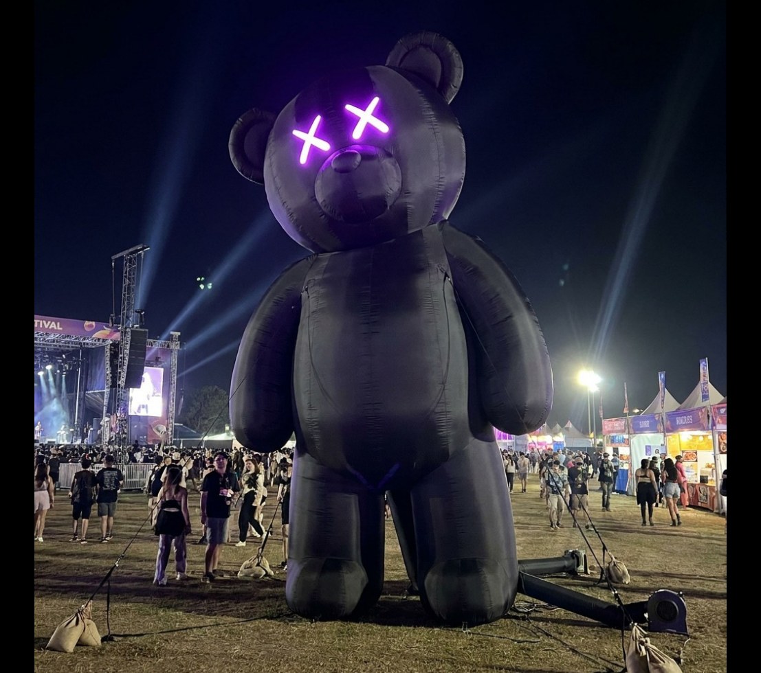 Oso inflable monumental montado en un festival